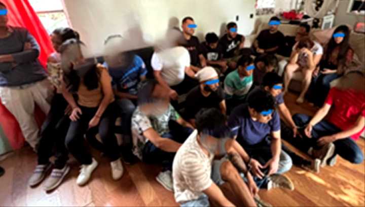 Llamada anónima llevó al arresto de 16 migrantes en Texas