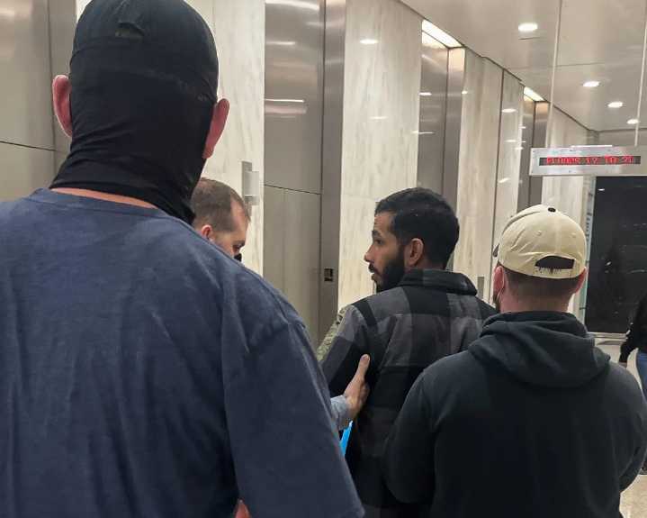 Agentes de ICE enmascarados arrestan a inmigrantes en las cortes