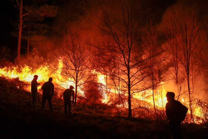 Los incendios forestales fuerzan a más evacuaciones en el noroeste de Canadá