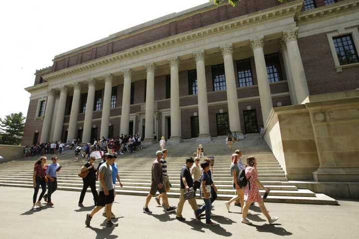 Harvard pide a un juez que bloquee la orden de Trump que prohíbe la entrada a estudiantes extranjeros