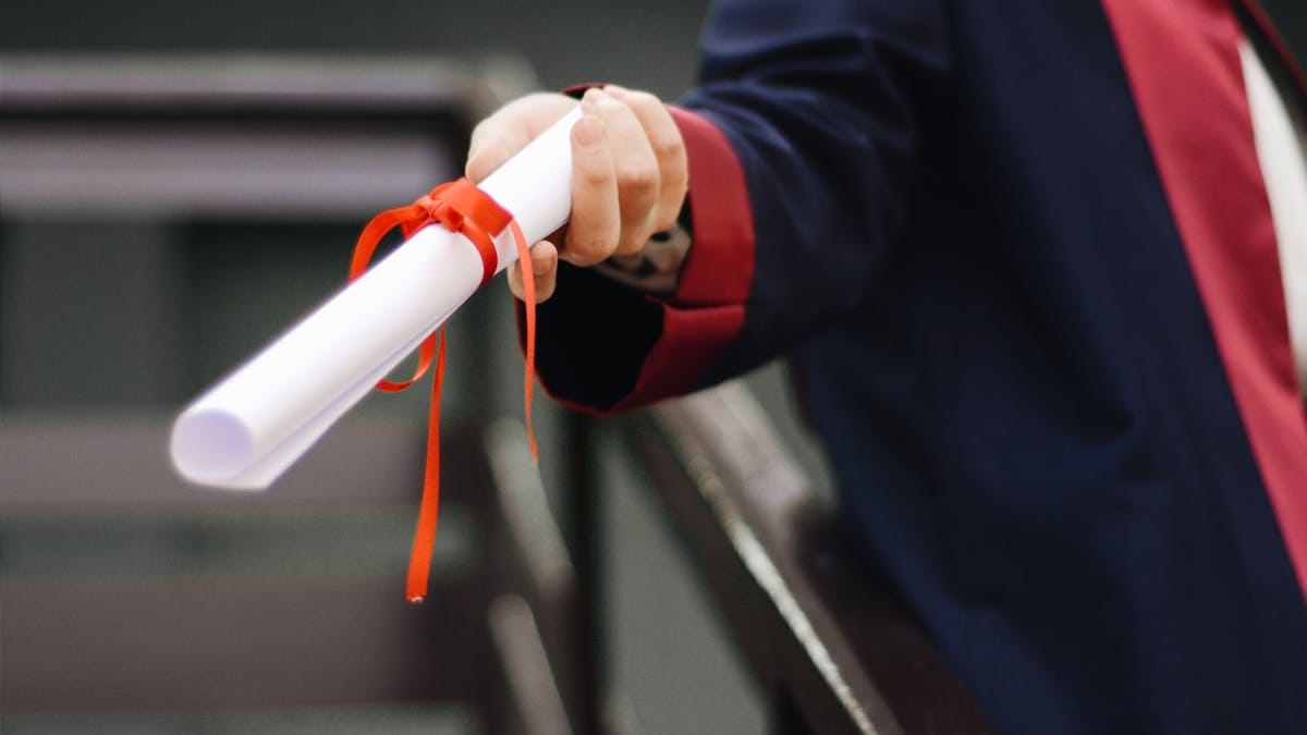 Massachusetts lanza encuesta para redefinir cómo se gradúan los estudiantes de secundaria