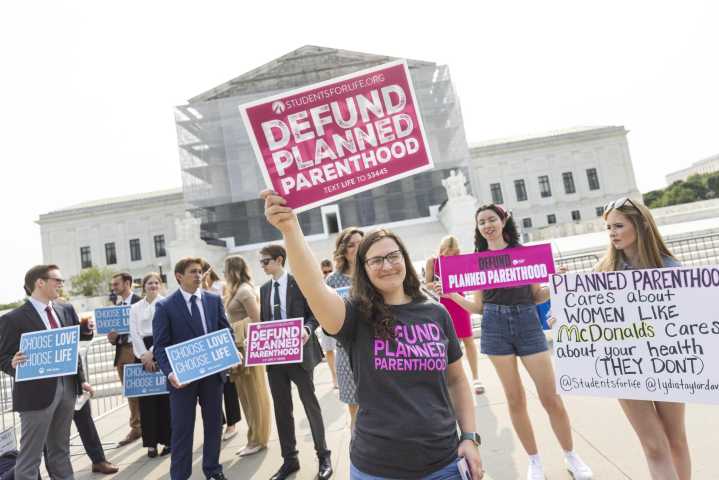 Supremo de EEUU facilita trámites para que gente blanca demande por discriminación laboral