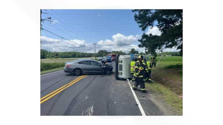 1 person injured in crash involving U.S. mail truck in Suffolk