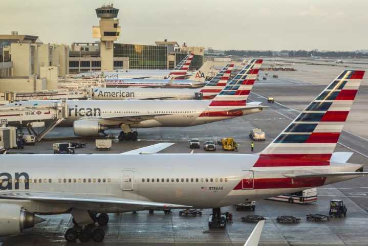 Fuertes lluvias en el Sur de Florida provocan interrupciones y cancelaciones de vuelos en los aeropuertos locales