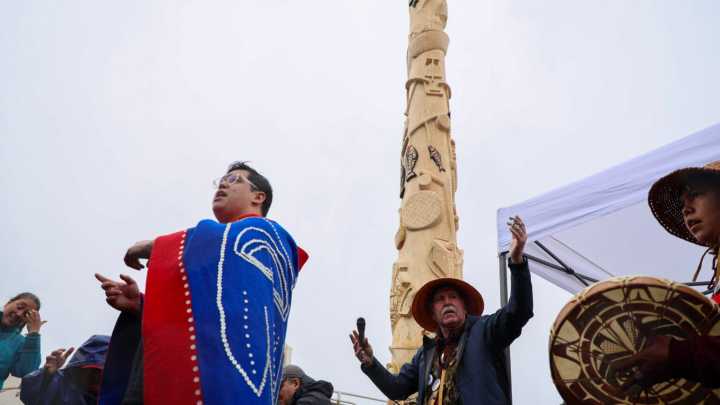 New totem pole honors Hoonah’s fishing heritage