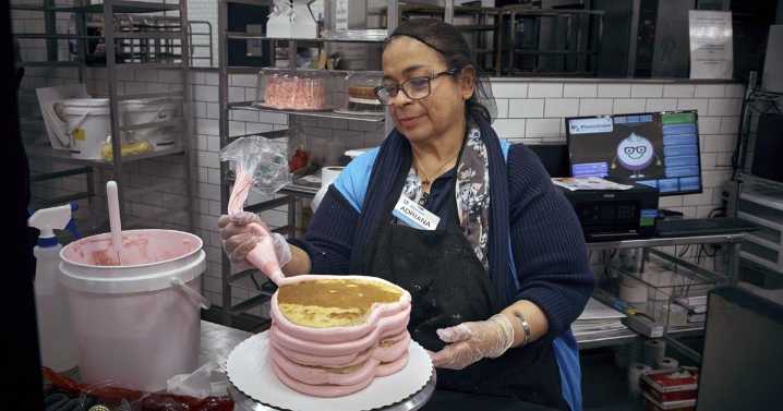 Walmart's army of bakery decorators take the cake when it comes to hourly store pay