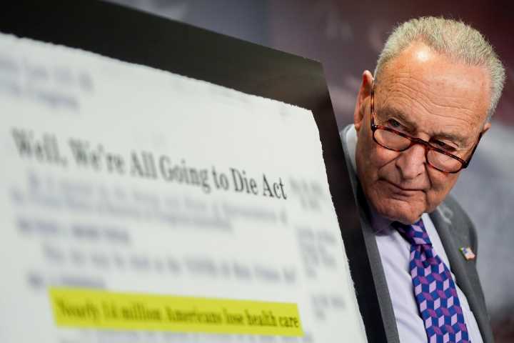 Schumer rebautizó el gran proyecto de ley de Trump como la Ley “Bueno, Todos vamos a morir”