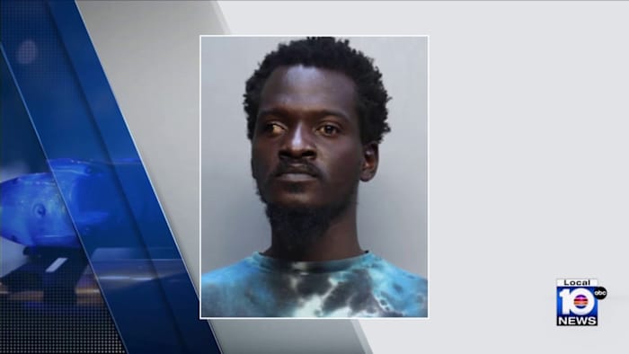 Acusan a hombre de golpear a víctima con un poste de metal durante altercado en Miami