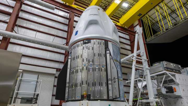 Brand-new SpaceX Crew Dragon capsule arrives at pad for June 10 astronaut launch (photo)