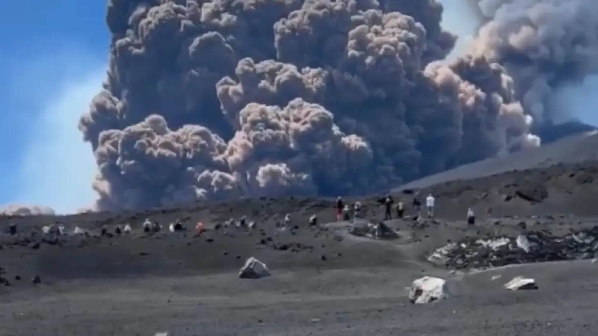 El volcán italiano Etna registra una nueva erupción y los turistas huyen aterrorizados por sus laderas