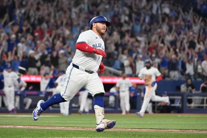Alejandro Kirk blasts walk-off hit against former Blue Jays closer Jordan Romano