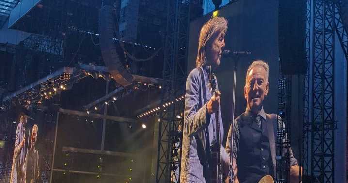 Bruce Springsteen joined on stage by Sir Paul McCartney in stunning surprise duet