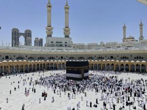 Peregrinos musulmanes realizan ritual en monte Arafat durante el haj