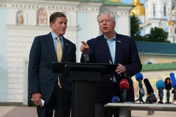 After talks with Zelenskyy and Macron, US senators issue Putin warning