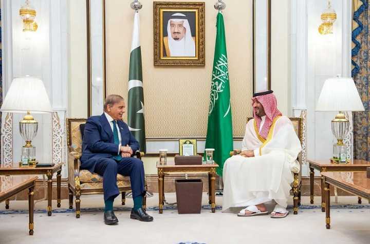 PM praises Saudi hospitality, extends Eid greetings in meeting with Crown Prince MBS