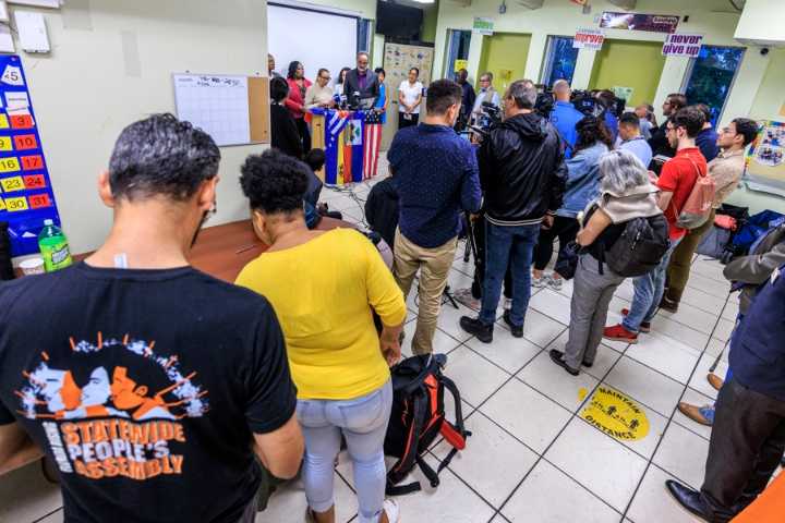 Asociaciones migrantes alertan que fin de 'parole' humanitario debilitará economía de EE.UU.
