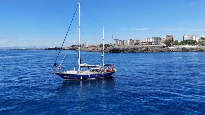 Israeli forces board Gaza-bound boat carrying aid