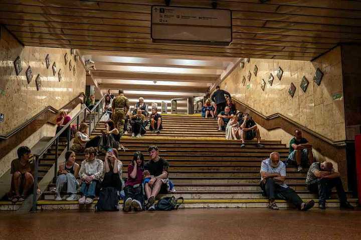 Russian strikes kill 6, injure 80
