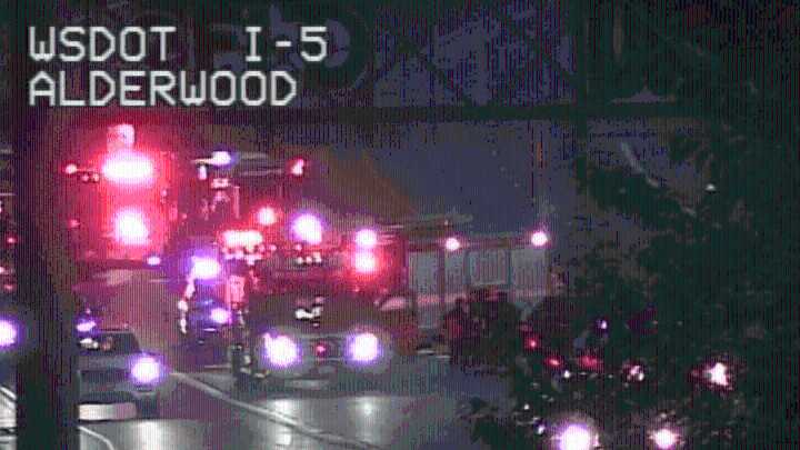 Deadly crash near Alderwood Mall in Lynnwood blocking lanes of SR 525