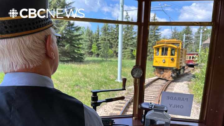 Fort Edmonton Park unveils two new streetcars