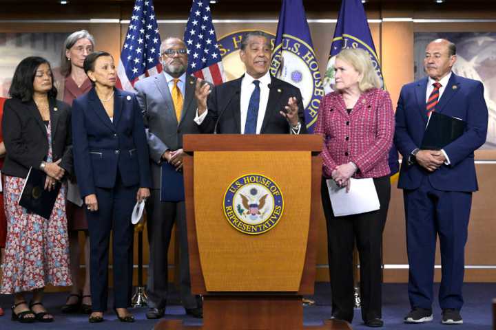 Demócratas denuncian condiciones "inhumanas" en centros de detención de migrantes de Trump
