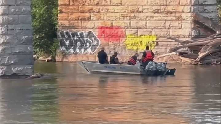 Philadelphia Police Marine Unit rescues man clinging to overturned canoe; 2 officers hurt