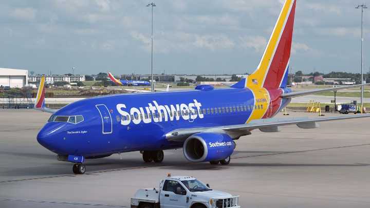 Grand jury charges Ohio woman who allegedly tried to exit plane during flight