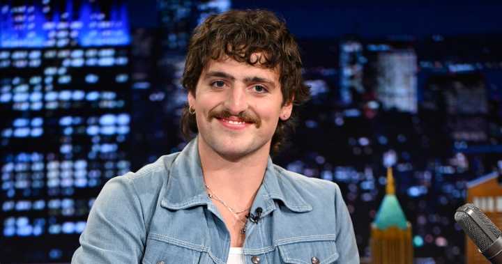 Benson Boone Just Flipped Off Jimmy Fallon’s Desk