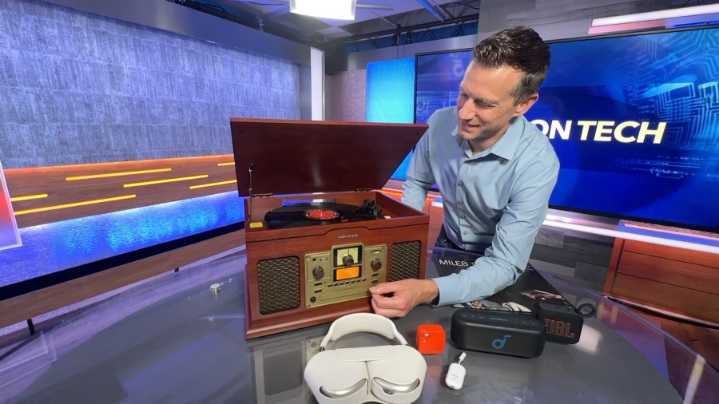 Radio Shack is back with a vintage turntable