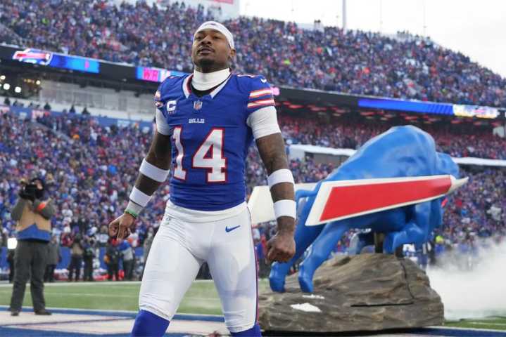 Patriots WR Stefon Diggs appears at OTAs after viral boat video