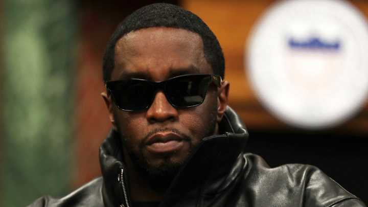 Exnovia de Sean Combs llora al describir actos sexuales