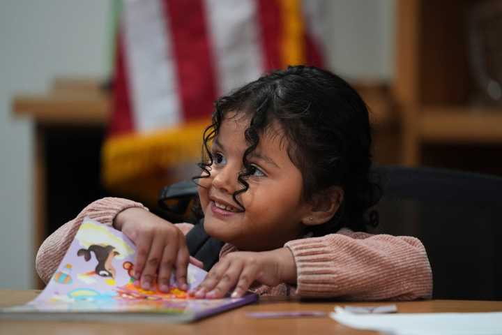Niña hispana en riesgo de deportación recibe permiso para continuar tratamiento en Los Ángeles