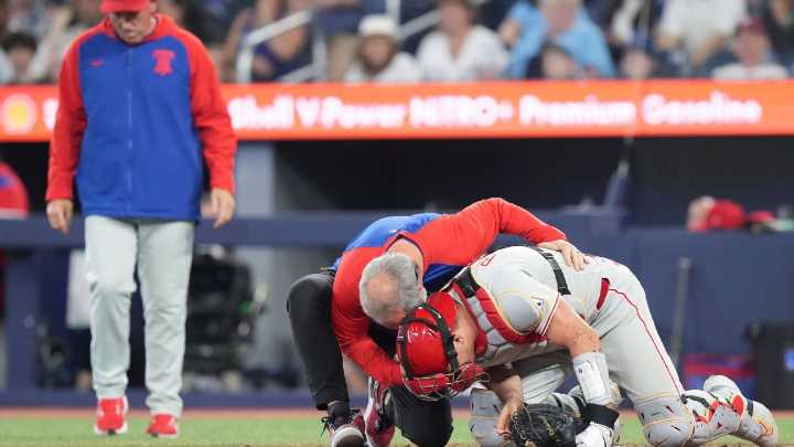 Phillies' J.T. Realmuto leaves after being hit by foul tip