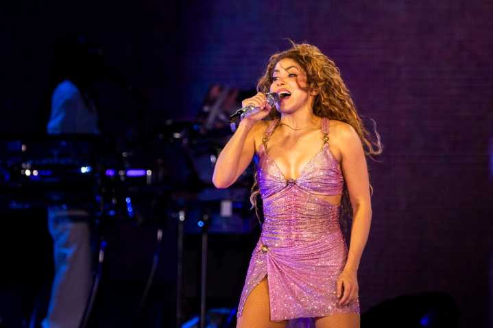 Review: Shakira shakes her hips for Orlando fans outdoors