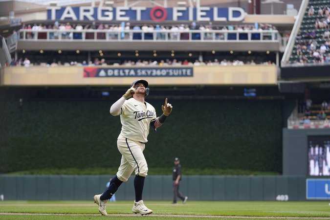 Lee and Vázquez go back to back to power Twins past Blue Jays 6