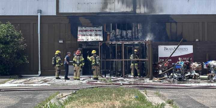 Officials working fire at former Logan’s Roadhouse building