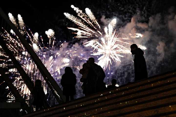 Los fuegos artificiales del 4 de julio regresan este año al East River de Nueva York