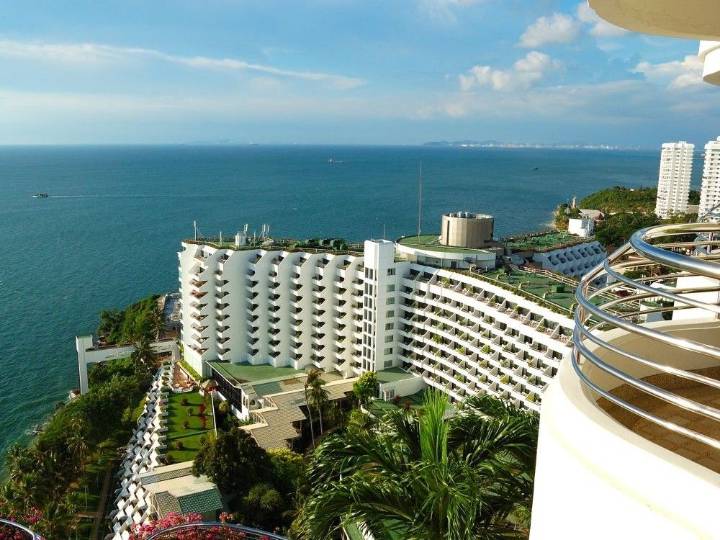 Here’s where Canadians can book five-star hotels for less