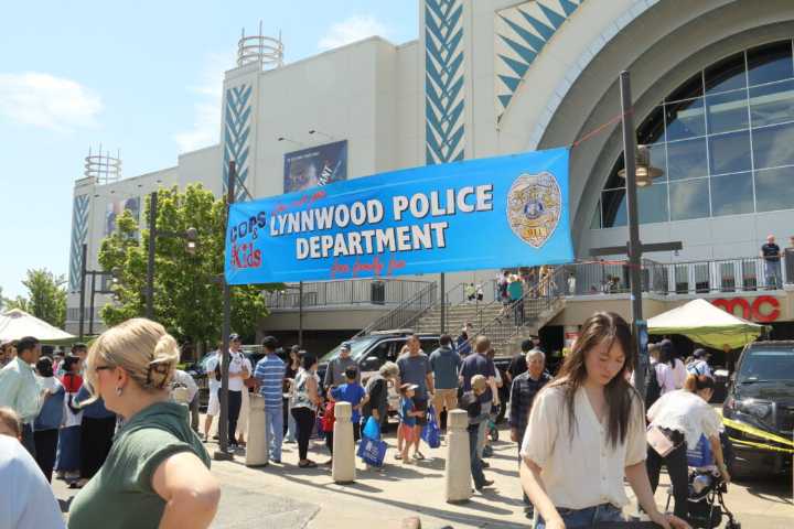 Families attend Lynnwood Police ‘Cops & Kids’ event Saturday at Alderwood Mall