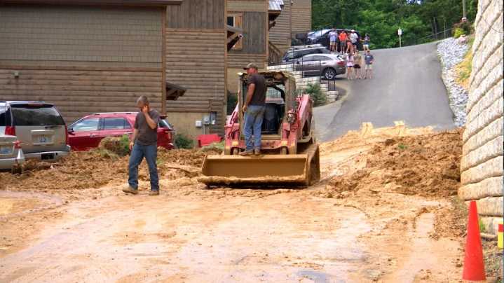 Pigeon Forge vacationers react to mudslide that blocked roadway