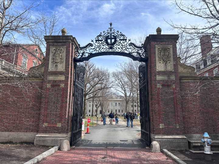 Trump firma orden para restringir visas a estudiantes extranjeros de Harvard