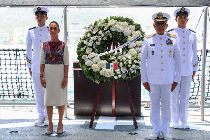 Sheinbaum rinde homenaje a cadetes fallecidos en accidente de buque en EE.UU.