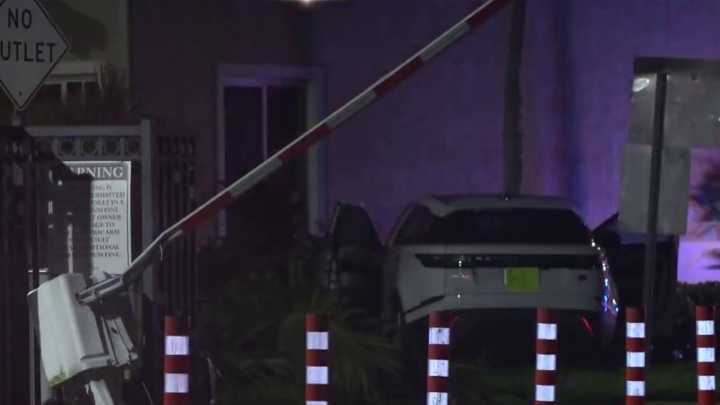 2 hurt after shooting, crash into Miami Gardens home: Police