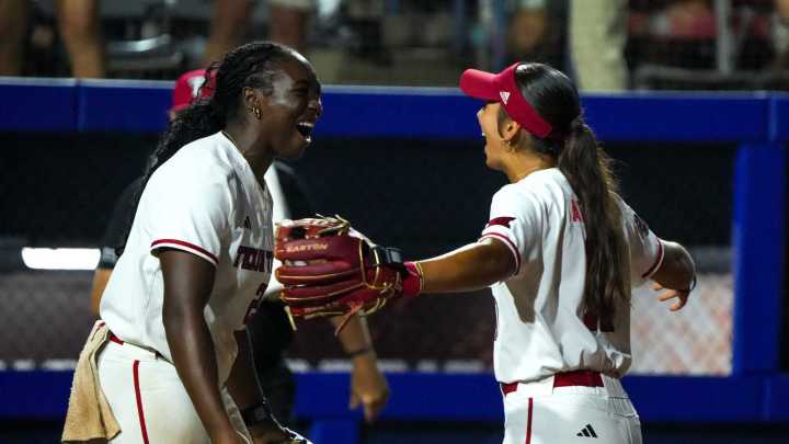 Mike White's limited use of Teagan Kavan puts pressure on Texas in WCWS