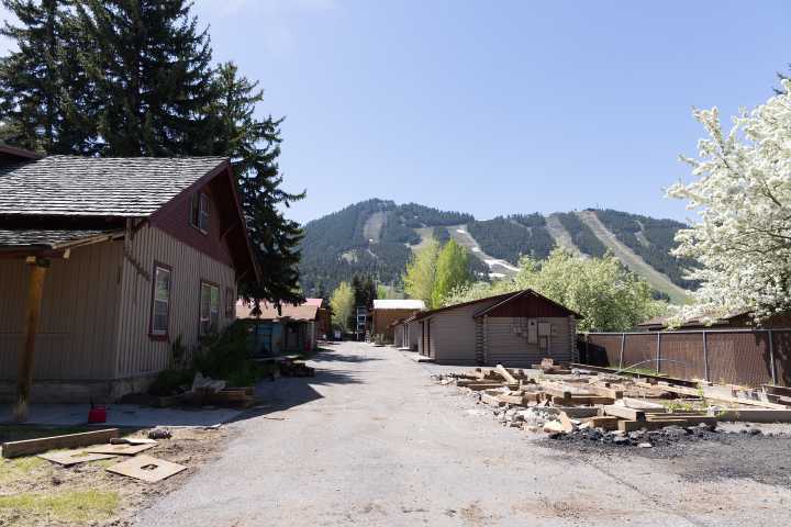 Hospital's employee housing development plan gets green light