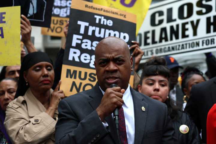 Newark mayor sues federal prosecutor, saying arrest at immigration detention site was political