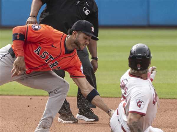 Astros take lead on wild pitch and defeat Guardians 5