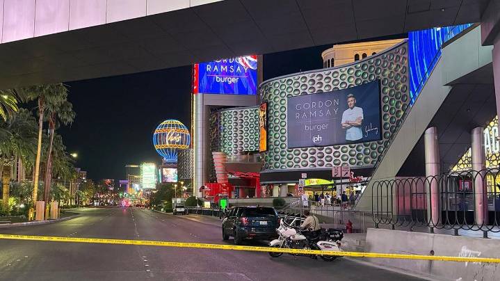 2 people killed in shooting on Las Vegas Strip near Bellagio fountains, police say