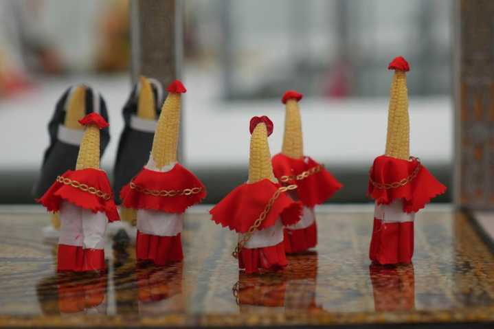 Concurso de esculturas de vegetales incluye una calabaza de Trump y un “Cornclave” papal