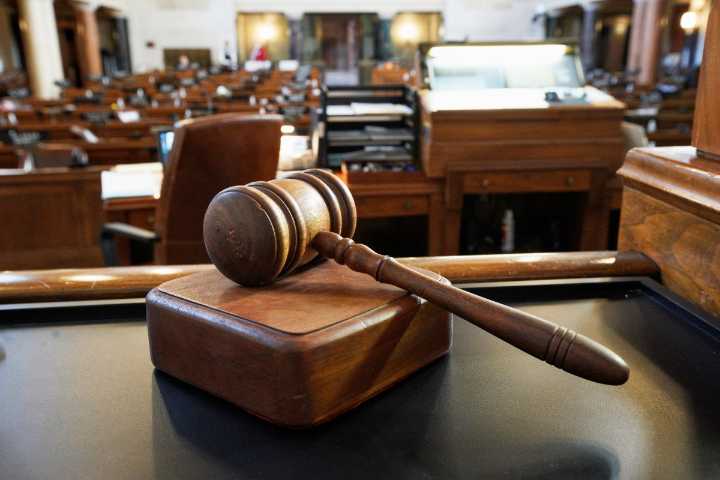 Juez en California bloquea deportaciones por Ley de Enemigos Extranjeros